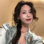 小叶小叶比个✌🏻头像